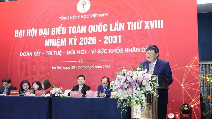 Giáo sư, Tiến sĩ Nguyễn Viết Tiến tân Chủ tịch Tổng hội Y học Việt Nam phát biểu nhận nhiệm vụ. (Ảnh: TRẦN MINH)