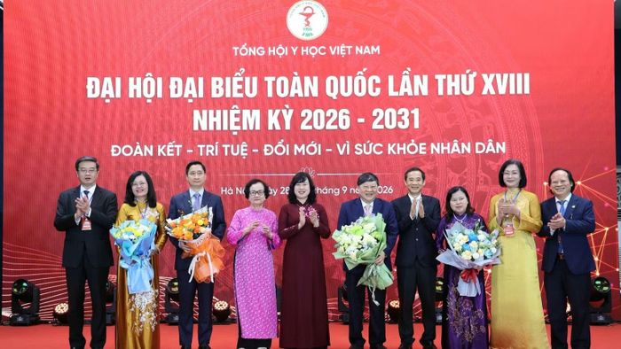Tặng hoa chúc mừng tại Đại hội. (Ảnh: TRẦN MINH)