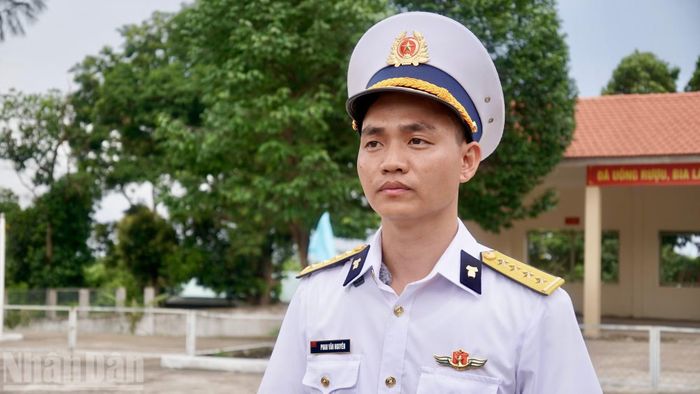 Đại úy Phạm Văn Nguyên, Chính trị viên Trạm radar 615 trên đảo Hòn Chuối.