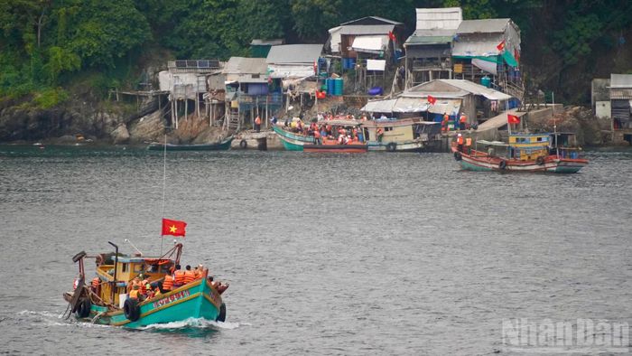 Đoàn công tác Thành phố Hồ Chí Minh rời đảo Hòn Chuối. (Ảnh: LÊ THÀNH)