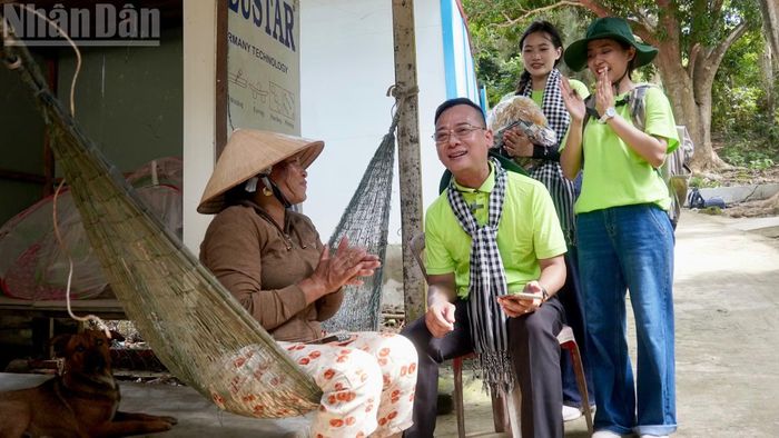 Nghệ sĩ Đoàn Minh, Nhà hát cải lương Trần Hữu Trang ngân nga tiếng hát cùng bà con trên đảo Hòn Chuối.