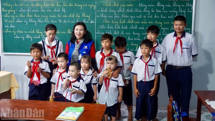Đại biểu đoàn công tác Thành phố Hồ Chí Minh chụp ảnh cùng các em tại lớp học tình thương.