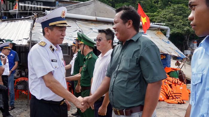 Chuẩn Đô đốc Nguyễn Đình Hùng, Phó Tư lệnh Quân chủng Hải quân gặp gỡ người dân tại đảo.