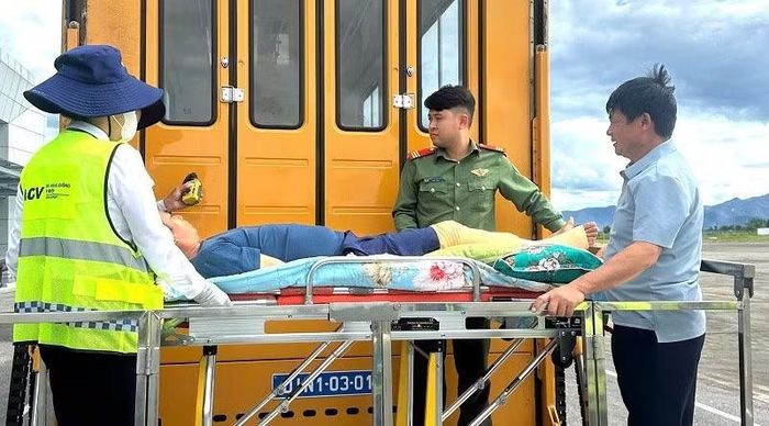 Cán bộ an ninh hàng không phối hợp các đơn vị đưa bệnh nhân ra xe chuyên dụng để lên tàu bay. (Ảnh: XUÂN NAM)