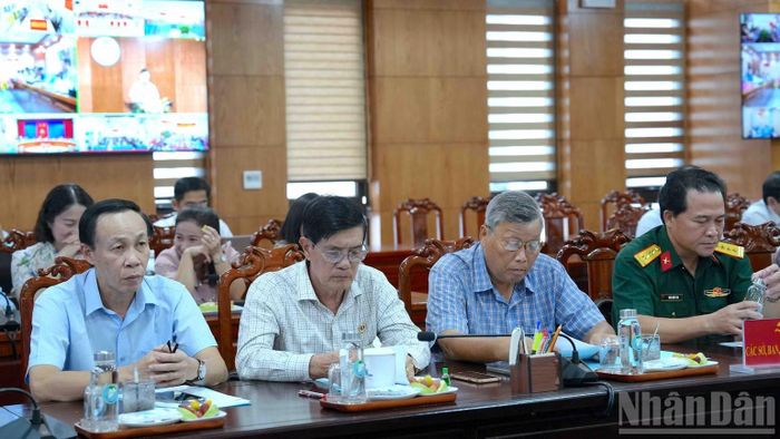 Hội nghị được kết nối trực tuyến đến điểm cầu 64 đơn vị cấp xã trên địa bàn tỉnh Cà Mau. (Ảnh: HỮU TÙNG)
