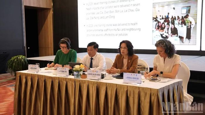 Các đại biểu chủ trì Hội thảo “Khắc phục ô nhiễm và cải thiện chất lượng không khí tại Việt Nam - từ chính sách đến hành động”.