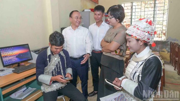 Mô hình “Thôn số” ở xã Bát Xát đem lại nhiều tiện ích cho người dân, giúp người dân giảm thời gian và công sức khi thực hiện các thủ tục hành chính. (Ảnh: CÔNG HẢI)