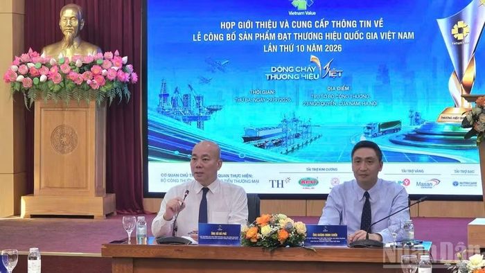 Cục trưởng Cục Xúc tiến thương mại Vũ Bá Phú và ông Hoàng Minh Chiến, Phó Cục trưởng Cục Xúc tiến thương mại chủ trì họp báo. (Ảnh: KIM DUNG)