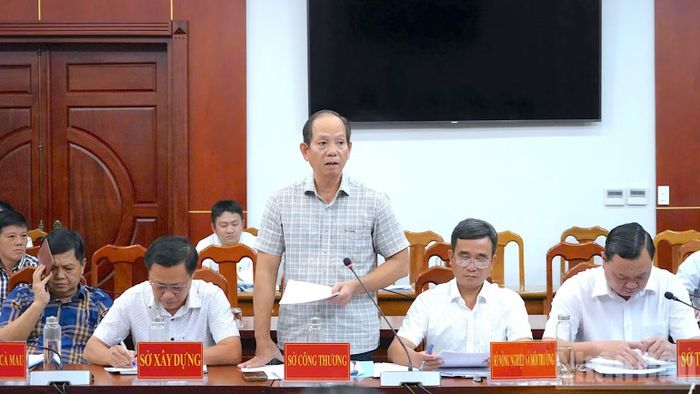 Giám đốc Sở Công thương tỉnh Cà Mau Nguyễn Chí Thiện (đứng) đánh giá tình hình tăng trưởng những tháng cuối năm của Cà Mau tại phiên họp. (Ảnh: HỮU TÙNG)