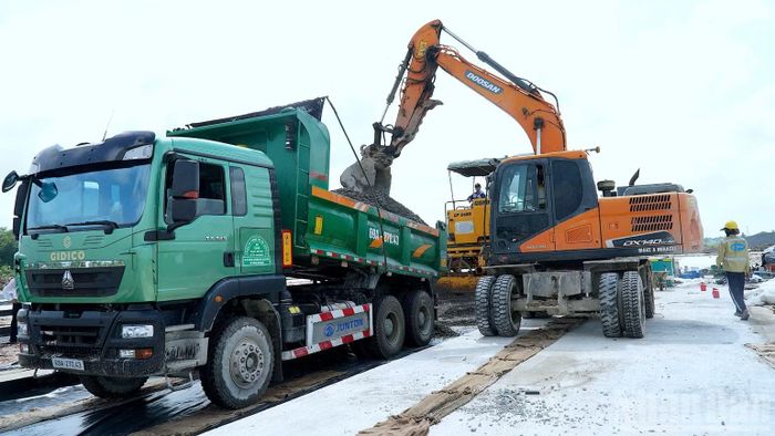 Cà Mau đang quyết liệt đẩy nhanh tiến độ các công trình, dự án trọng điểm để tăng tốc giải ngân vốn đầu tư công trong những tháng cuối năm 2026. (Ảnh: HỮU TÙNG)