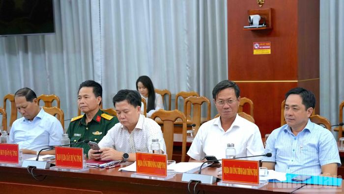 Lãnh đạo các sở, ngành và tương đương tại Cà Mau tham dự phiên họp. (Ảnh: HỮU TÙNG)