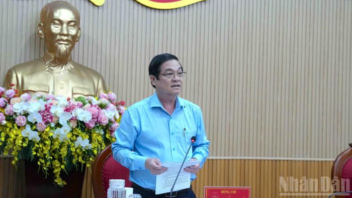 Phó Chủ tịch Ủy ban nhân dân tỉnh Cà Mau Huỳnh Chí Nguyện phát biểu tại phiên họp, nhận định các áp lực về tăng trưởng trong những tháng cuối năm 2026. (Ảnh: HỮU TÙNG)