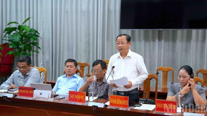 Giám đốc Sở Văn hóa, Thể thao và Du lịch tỉnh Cà Mau Nguyễn Quốc Thanh (đứng) nêu kịch bản tăng trưởng trong lĩnh vực phụ trách trong quý IV năm 2026. (Ảnh: HỮU TÙNG)