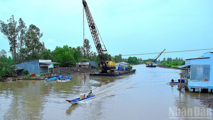 Nạo vét công trình thủy lợi phục vụ dân sinh đang được triển khai tại nhiều địa phương trong tỉnh Cà Mau. (Ảnh: HỮU TÙNG)