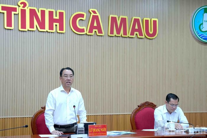 Phó Bí thư Tỉnh ủy, Chủ tịch Ủy ban nhân dân tỉnh Cà Mau Lữ Quang Ngời (bên trái) phát biểu chỉ đạo kết luận phiên họp. (Ảnh: HỮU TÙNG)