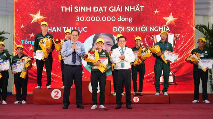 Ban tổ chức trao giải nhất cá nhân cho thí sinh Phan Thị Lục. (Ảnh: A.T)