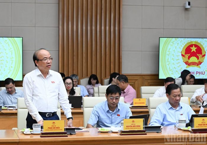 Chủ nhiệm Ủy ban Pháp luật và Tư pháp Quốc hội Phan Chí Hiếu phát biểu tại hội nghị.