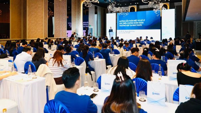 Các dược sĩ của Long Châu tham gia chương trình đào tạo về nhận biết và xử lý các triệu chứng nhãn khoa thường gặp tại nhà thuốc. (Ảnh: Ngô Lộc)