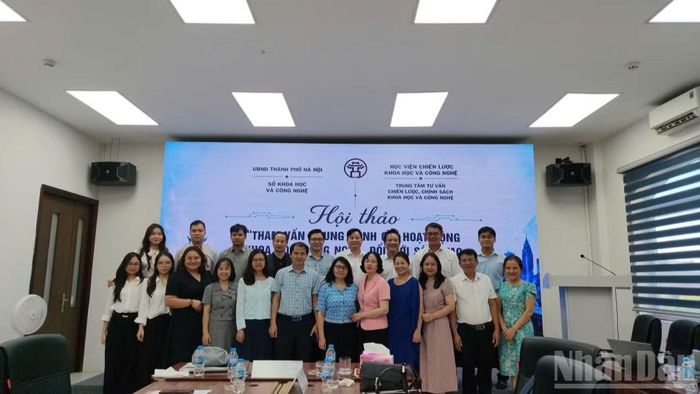 Các đại biểu tham dự hội thảo chụp ảnh lưu niệm.