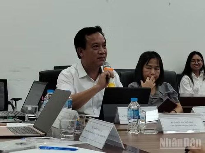 Tiến sĩ Phạm Hồng Quách, Cục Thông tin, Thống kê và Đánh giá khoa học, Bộ Khoa học và Công nghệ góp ý tại hội thảo.
