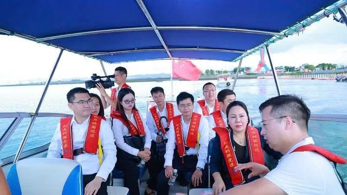 Các đại biểu hai bên đi thuyền trải nghiệm du lịch sông biên giới Việt-Trung. (Ảnh: QUANG THỌ)
