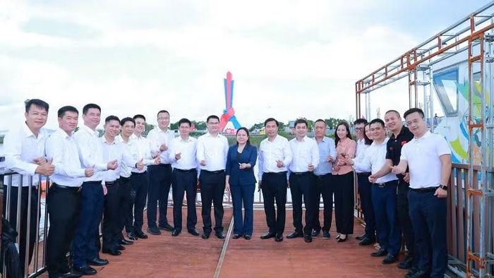 Đại biểu hai bên chụp ảnh lưu niệm. (Ảnh: QUANG THỌ)