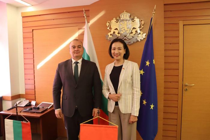 Đại sứ Việt Nam tại Bulgaria Nguyễn Thị Minh Nguyệt và Bộ trưởng Nông nghiệp và Thực phẩm Bulgaria Plamen Abrovski. (Ảnh: Đại sứ quán Việt Nam tại Bulgaria cung cấp)