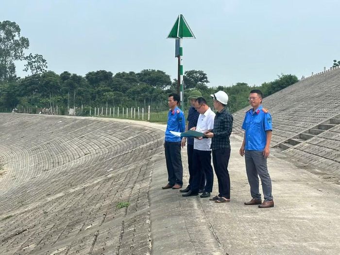 Kiểm tra đoạn kè Phú Văn, đê hữu Chu, tỉnh Thanh Hóa. (Ảnh: Tiến Đạt)