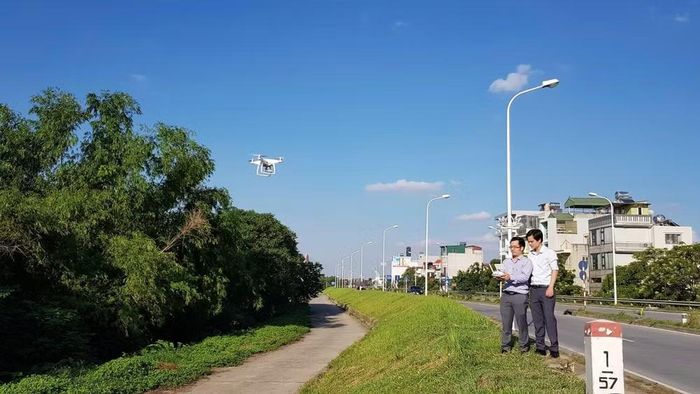 Dùng flycam kiểm tra an toàn hệ thống đê. (Ảnh Tiến Đạt)