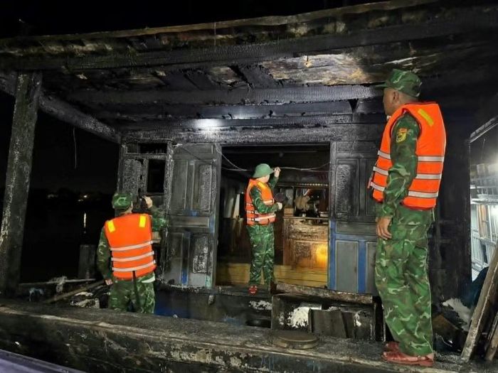 Các chiến sĩ biên phòng có mặt kịp thời tham gia chữa cháy. (Ảnh Bộ đội biên phòng cung cấp)