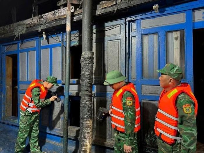 Tàu cá được lai dắt vào bờ an toàn. (Ảnh Bộ đội biên phòng cung cấp)