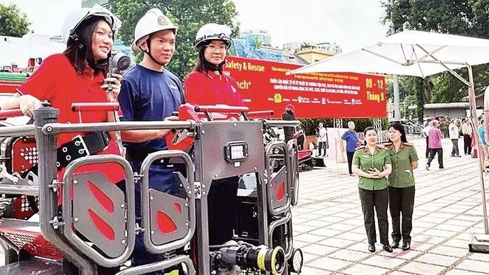 Khách tham quan trải nghiệm phương tiện cứu hộ dưới sự hướng dẫn của chuyên gia.