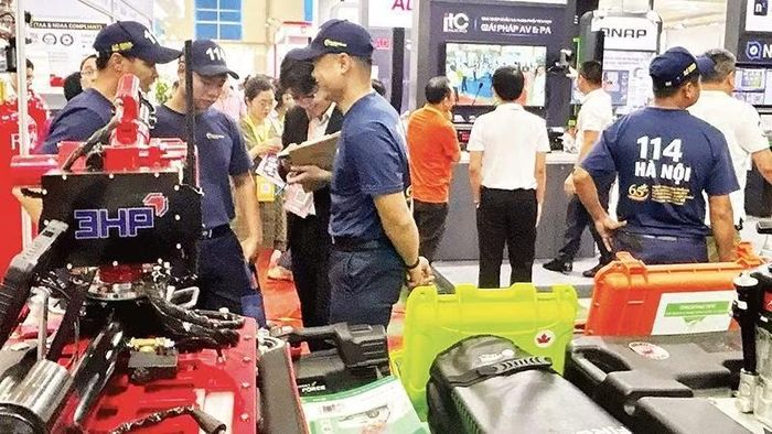 Lực lượng Cảnh sát Phòng cháy, chữa cháy và cứu nạn, cứu hộ Hà Nội giới thiệu các thiết bị chuyên dụng.