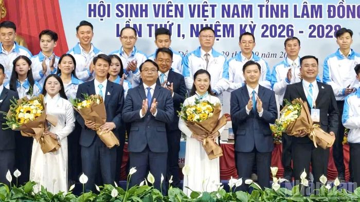 Lãnh đạo tỉnh Lâm Đồng và Trung ương Đoàn, Trung ương Hội Sinh viên Việt Nam chúc mừng Chủ tịch và các Phó Chủ tịch Hội Sinh viên Việt Nam tỉnh Lâm Đồng khóa I. (Ảnh: BẢO VĂN) 