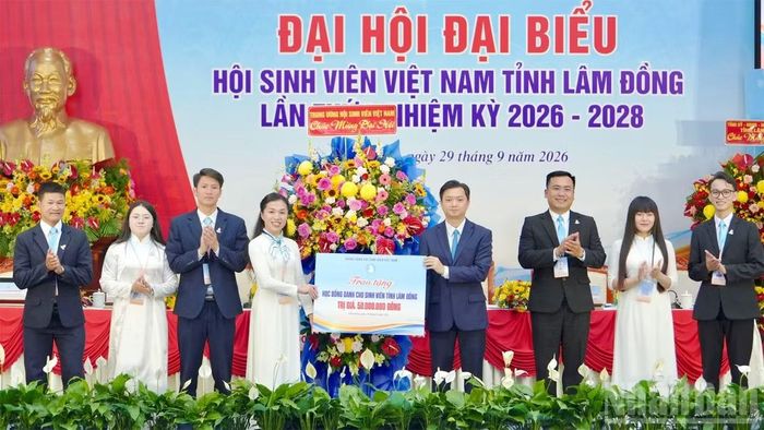 Anh Nguyễn Minh Triết trao biểu trưng tặng học bổng cho sinh viên tỉnh Lâm Đồng. (Ảnh: BẢO VĂN)