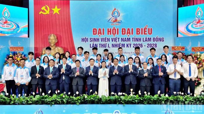 Lãnh đạo tỉnh Lâm Đồng và Trung ương Đoàn, Trung ương Hội Sinh viên Việt Nam chúc mừng Ban Chấp hành Hội Sinh viên Việt Nam tỉnh Lâm Đồng khóa I. (Ảnh: BẢO VĂN)