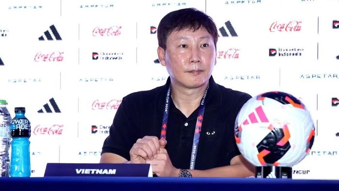 Huấn luyện viên Kim Sang Sik tại buổi họp báo sau trận đấu. (Ảnh: VFF)