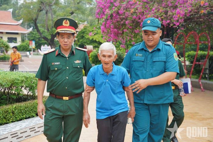 Lãnh đạo Bộ tư lệnh TP Hồ Chí Minh và nhân chứng trong chuyến khảo sát tại công viên Lê Thị Riêng.