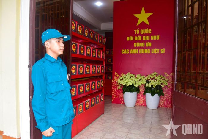 Chiến sĩ dân quân thường trực Ban CHQS phường Hòa Hưng làm nhiệm vụ canh gác tại khu vực bảo quản hài cốt liệt sĩ ở công viên Lê Thị Riêng.