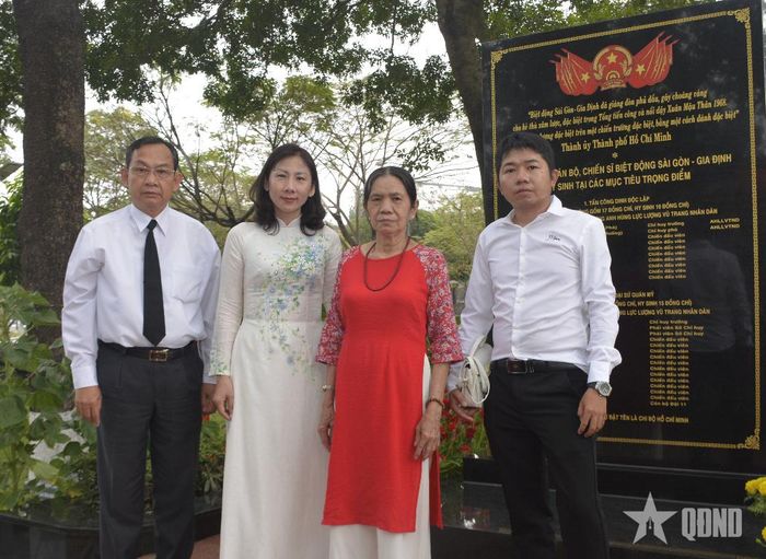 Anh Nguyễn Văn Tý (ngoài cùng, bên phải) cùng mẹ (thứ hai, từ phải sang) tại công trình Bia tưởng niệm cán bộ, chiến sĩ Biệt động Sài Gòn - Gia Định.