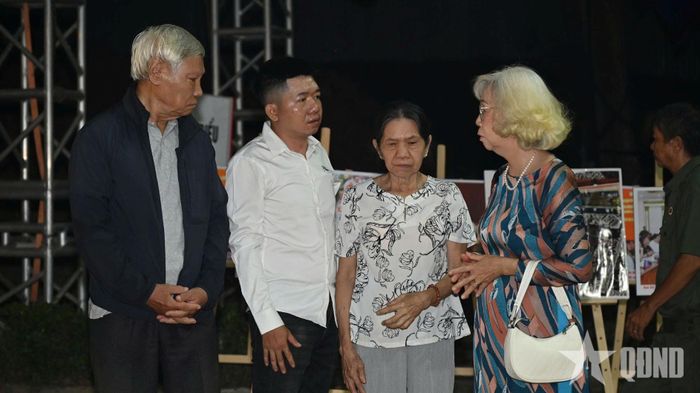 Mẹ con anh Nguyễn Văn Tý (hai người ở giữa) và các thân nhân liệt sĩ tại công viên Lê Thị Riêng.
