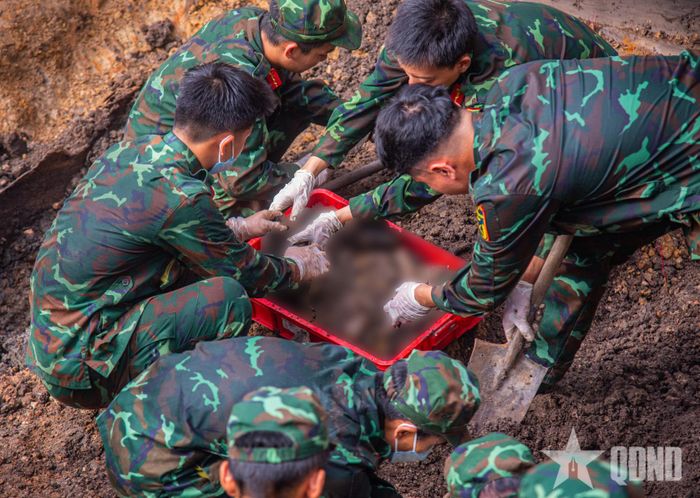 Đội K74 (Bộ tư lệnh TP Hồ Chí Minh) vẫn miệt mài, tỉ mỉ tìm kiếm, quy tập hài cốt liệt sĩ tại công viên Lê Thị Riêng.