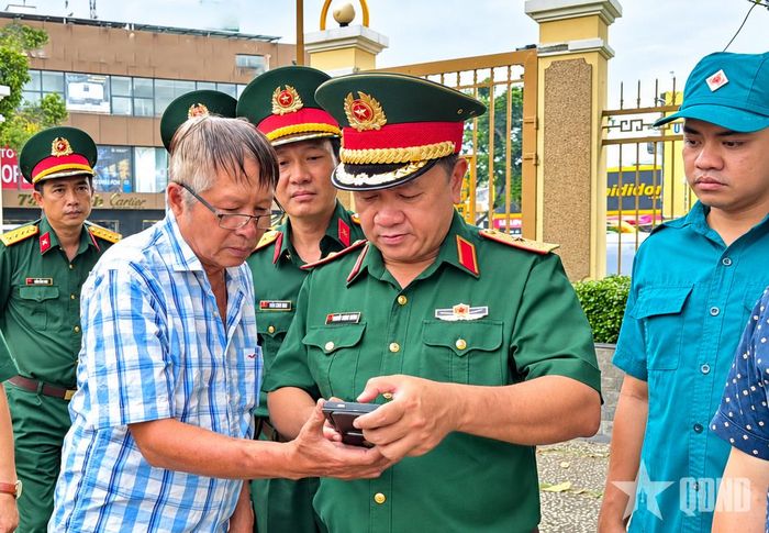 Đoàn công tác Bộ tư lệnh TP Hồ Chí Minh khảo sát, xác minh vị trí nghi có hơn 100 liệt sĩ yên nghỉ tại khu vực Đài tưởng niệm liệt sĩ quận Gò Vấp (cũ).