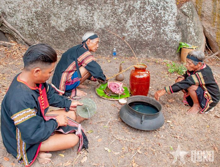  Thầy cúng và già làng làm lễ cúng.