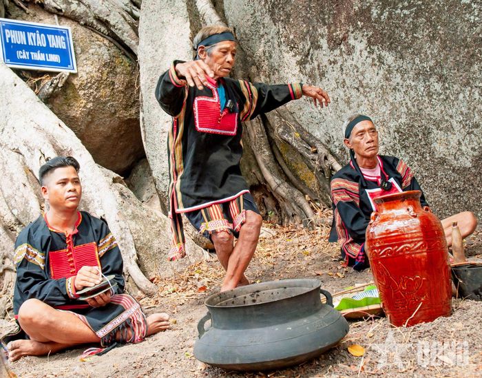  Điệu múa chim công trong lễ xin cúng.