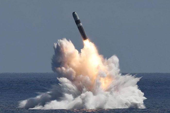  Tên lửa đạn đạo Trident II D5 phiên bản không mang đầu đạn được phóng từ tàu ngầm mang tên lửa đạn đạo lớp Ohio của Hải quân Mỹ ngoài khơi bang Florida, trong cuộc thử nghiệm định kỳ tháng 9-2025. Ảnh: Hải quân Mỹ   