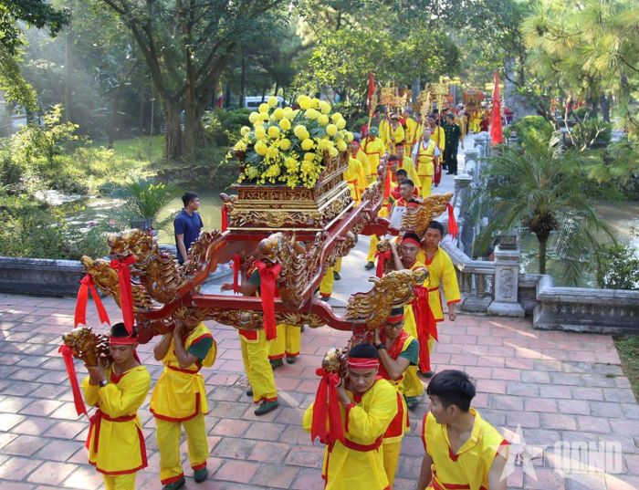 Lễ rước văn, rước bộ từ chùa Côn Sơn về đền Nguyễn Trãi. Ảnh: THIỆN TÍN