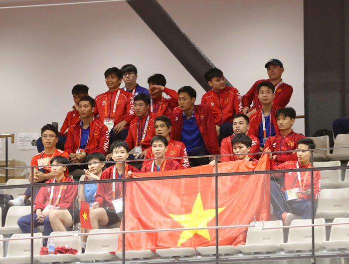 Cổ động viên tiếp sức cho đội tuyển cầu mây nữ Việt Nam. Ảnh: BÙI LƯỢNG