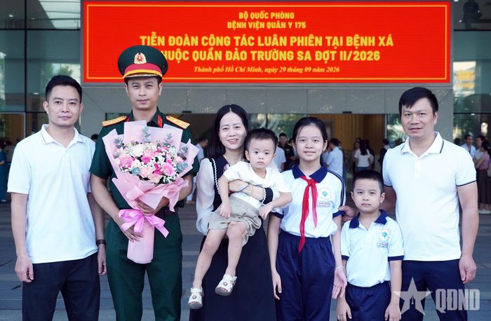 Đồng nghiệp, người thân động viên các thầy thuốc trẻ lên đường.