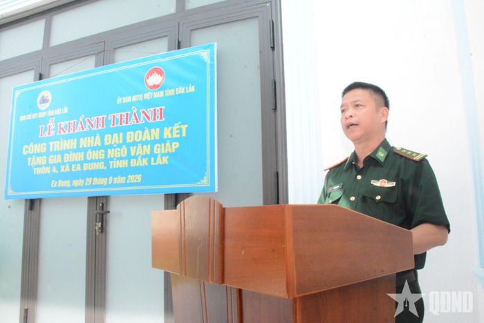  Thượng tá Trần Ngọc Anh, Phó chủ nhiệm Chính trị Ban chỉ huy Bộ đội Biên phòng tỉnh Đắk Lắk phát biểu chúc mừng gia đình.
